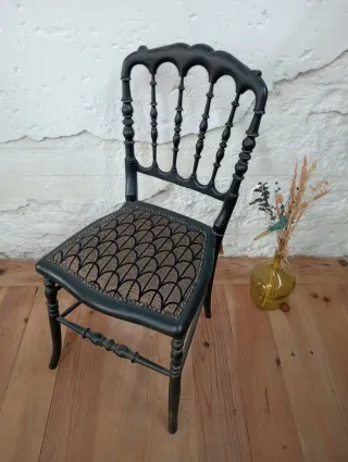 Silla negra Napoleón III tapizada con tela estampa