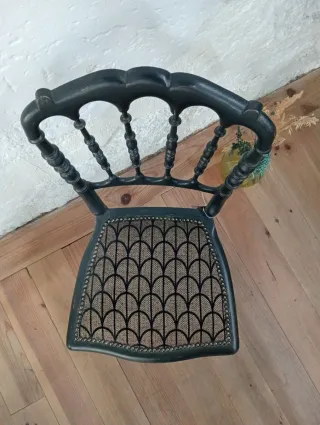 Silla negra Napoleón III tapizada con tela estampa