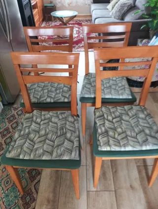 4 Sillas Madera Maciza y mesa