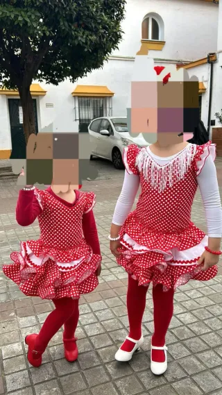 Traje de flamenca rojo con lunares blancos
