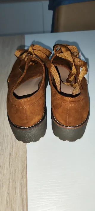 Zapatos marrones de ante con cordones