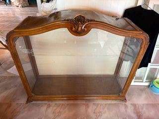 Vitrina de madera y cristal