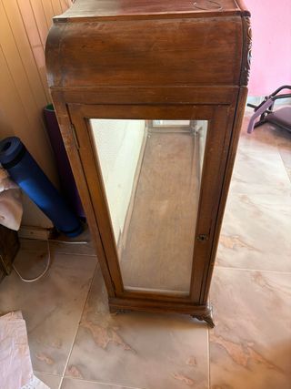 Vitrina de madera y cristal