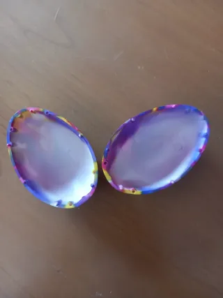 Uovo apribile decorato in plastica