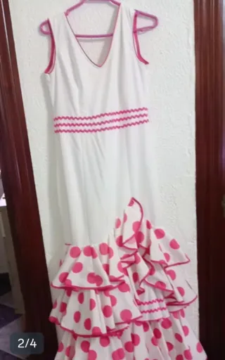 Traje de flamenca blanco y rosa