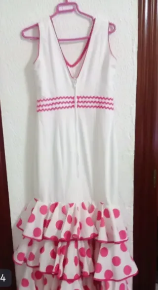 Traje de flamenca blanco y rosa