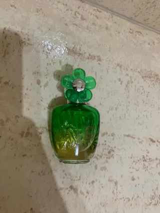 Perfume con tapa de flor verde