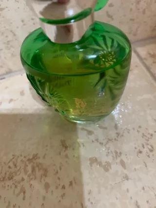 Perfume con tapa de flor verde