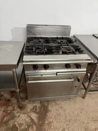 Cocina industrial 4 fuegos con horno