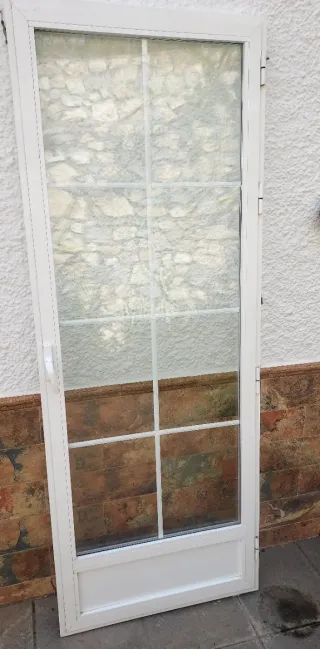 Puerta d aluminio con doble cristalación, cristal