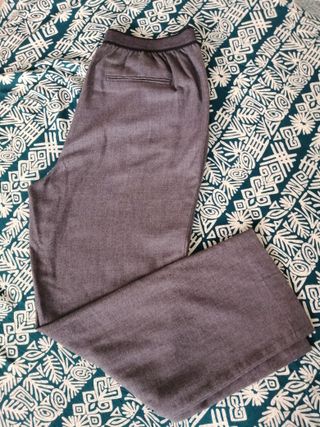 Pantalón gris tobillero cómodo