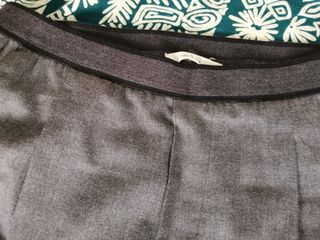 Pantalón gris tobillero cómodo