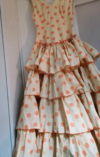 Traje de flamenca beige con lunares naranja