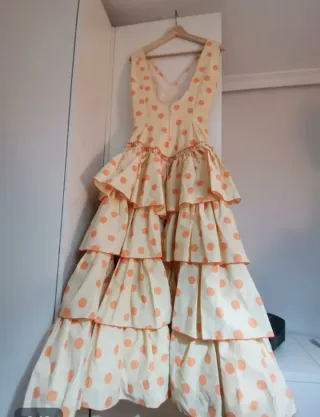 Traje de flamenca beige con lunares naranja