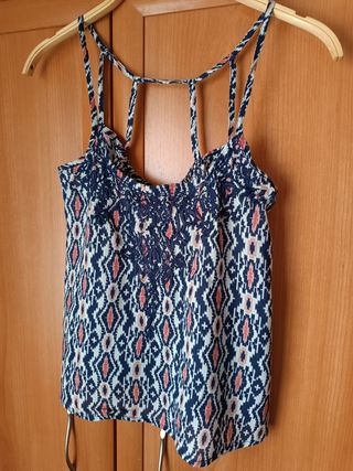 Camiseta tirantes bordada azul marino. Bershka