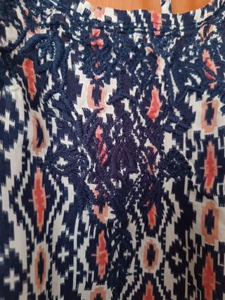 Camiseta tirantes bordada azul marino. Bershka