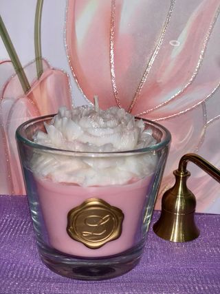 Vela aromática decorativa en vaso con peonía.