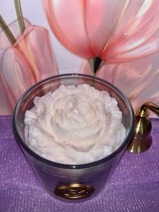 Vela aromática decorativa en vaso con peonía.