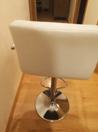 Taburete alto blanco y plateado