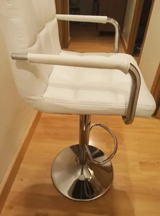 Taburete alto blanco y plateado