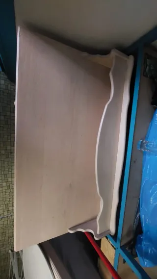 Mesa de madera con cajones