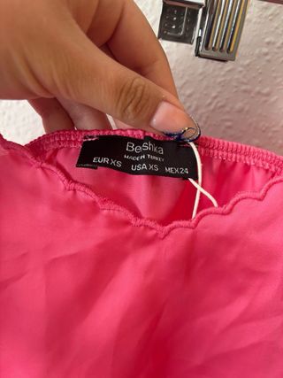 Top tirantes rosa con borde festoneado