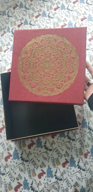 Caja decorativa con mandala dorada