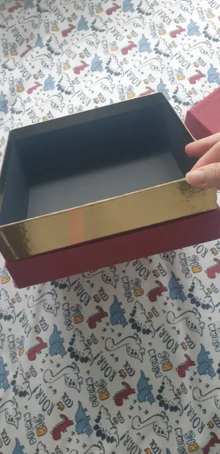 Caja decorativa con mandala dorada