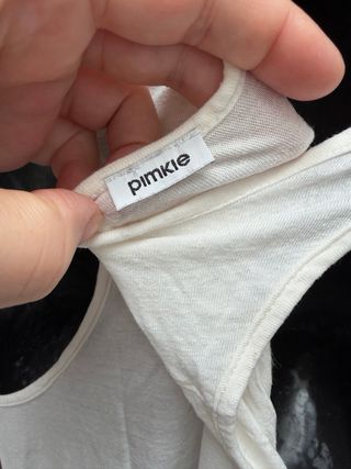 Camiseta tirantes con estampado de plumas