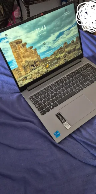 Lenovo IdeaPad Slim 3 15IAH8 Gris