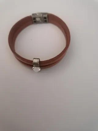Pulsera de cuero marrón con detalle plateado