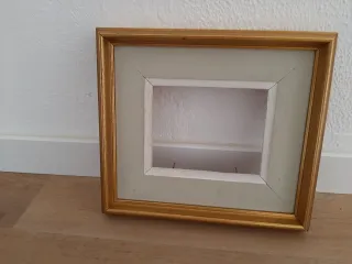 Marco dorado con paspartú beige