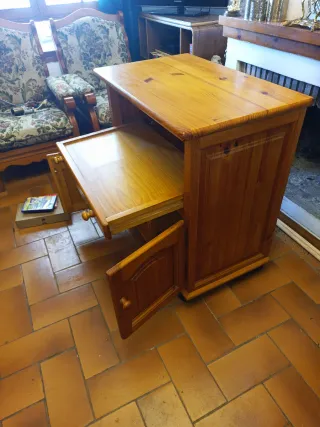 Mesa TV madera con ruedas