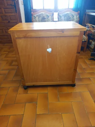 Mesa TV madera con ruedas