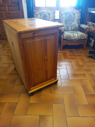 Mesa TV madera con ruedas