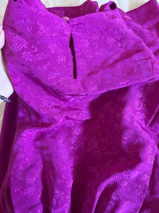 Vestido morado con estampado floral y cinturón