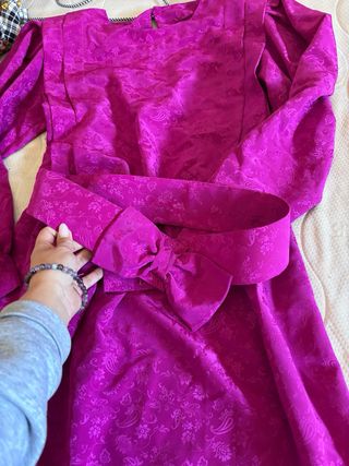 Vestido morado con estampado floral y cinturón