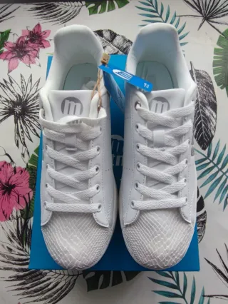 Zapatillas Mustang Talla 38 Blancas y Plateadas.