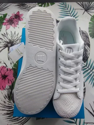 Zapatillas Mustang Talla 38 Blancas y Plateadas.