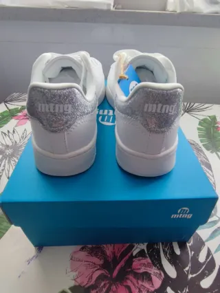 Zapatillas Mustang Talla 38 Blancas y Plateadas.