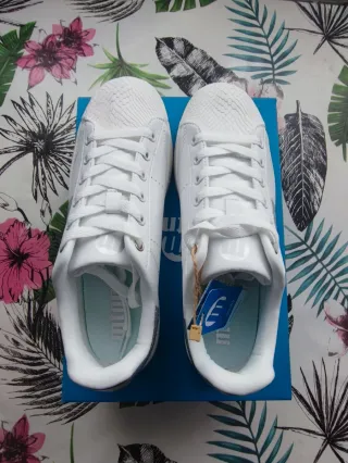 Zapatillas Mustang Talla 38 Blancas y Plateadas.