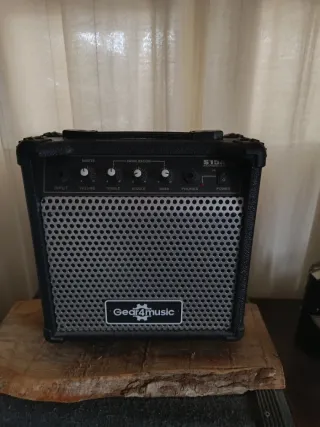 Guitarra Electroacústica Negra más amplificador