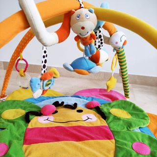 Alfombra de juegos para bebé con arco