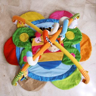 Alfombra de juegos para bebé con arco