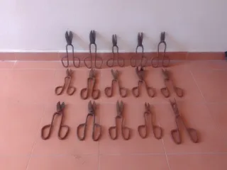 Herramientas antiguas variadas