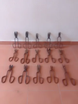 Herramientas antiguas variadas