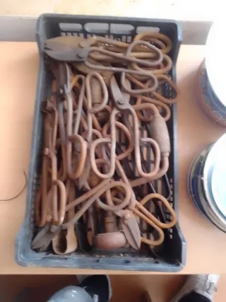 Herramientas antiguas variadas