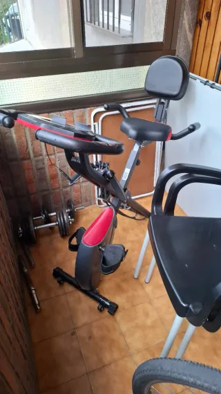 Bicicleta Estática Negra y Roja