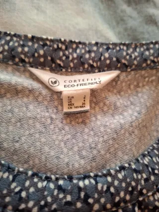 Blusa gris y blanca estampada