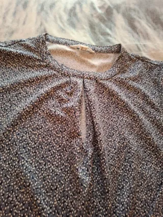 Blusa gris y blanca estampada